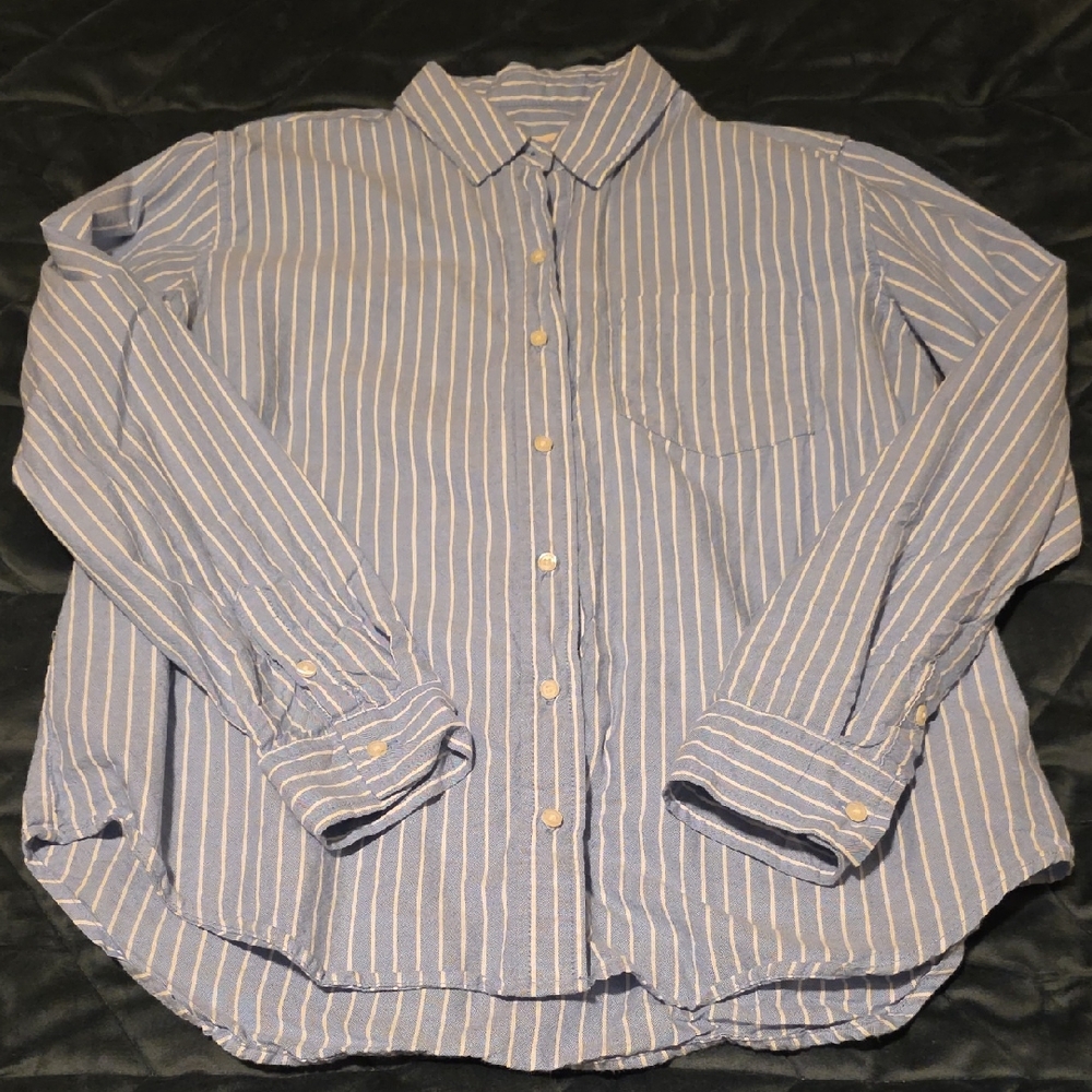 Universal Thread Women's Casual Blue and White Striped Shirt